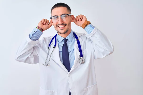 Joven Doctor Hombre Usando Estetoscopio Sobre Fondo Aislado Sonriendo Tirando — Foto de Stock