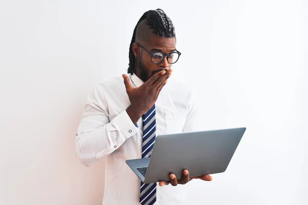 Африканский Американский Бизнесмен Косичками Использующий Ноутбук Изолированном Белом Фоне Прикрывает — стоковое фото