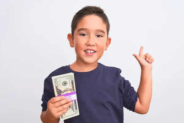 Красивый Мальчик Держит Доллары Стоя Изолированном Белом Фоне Счастлив Указывая — стоковое фото