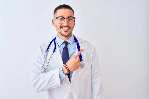 Młody Lekarz Noszący Stetoskop Odosobnionym Tle Wesoły Uśmiechem Twarzy Wskazującym — Zdjęcie stockowe