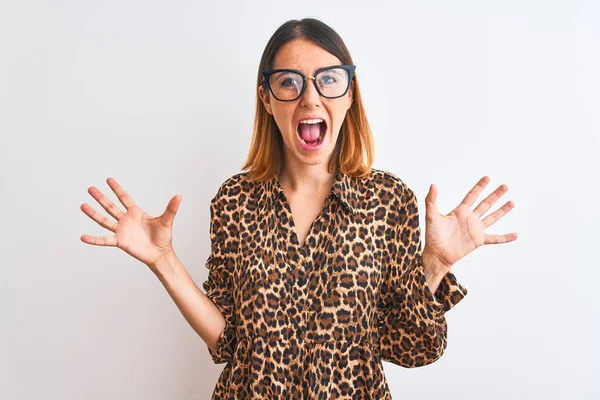 Mulher Ruiva Bonita Vestindo Óculos Camisa Impressão Animal Elegante Sobre — Fotografia de Stock