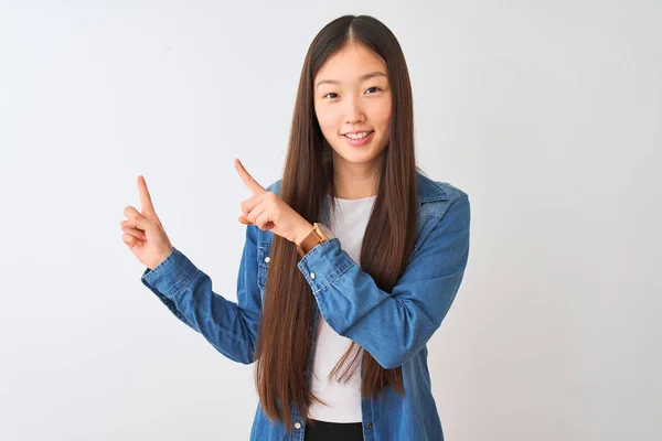 Młoda Chinka Ubrana Dżinsową Koszulę Stojąca Nad Białym Tłem Uśmiechnięta — Zdjęcie stockowe