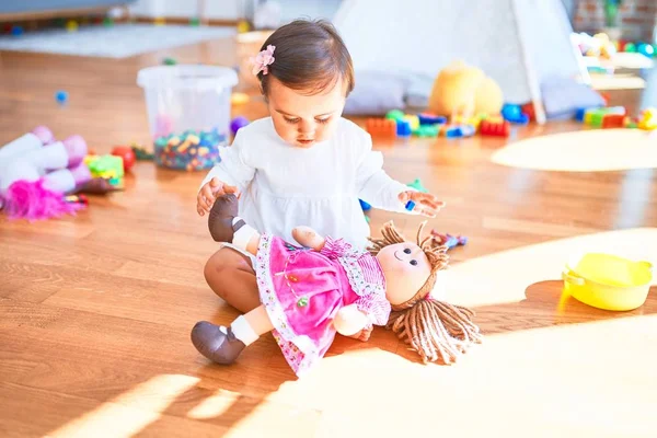 Красива Дитина Щаслива Дитячому Садку Навколо Барвистих Іграшок Які Грають — стокове фото