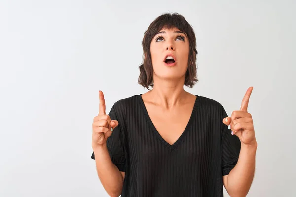 Junge Schöne Frau Schwarzem Shirt Die Vor Isoliertem Weißen Hintergrund — Stockfoto