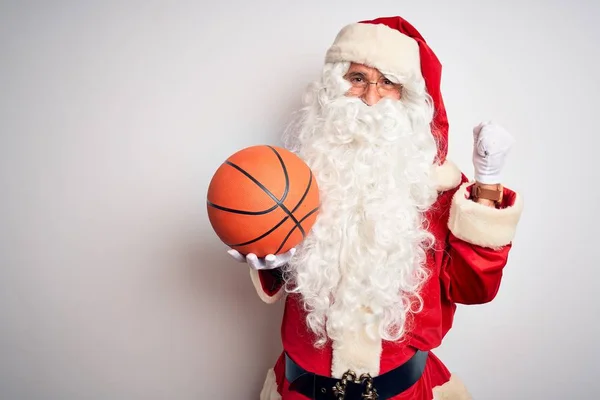 Senior Mann Weihnachtsmann Kostüm Hält Basketballball Vor Isoliertem Weißen Hintergrund — Stockfoto