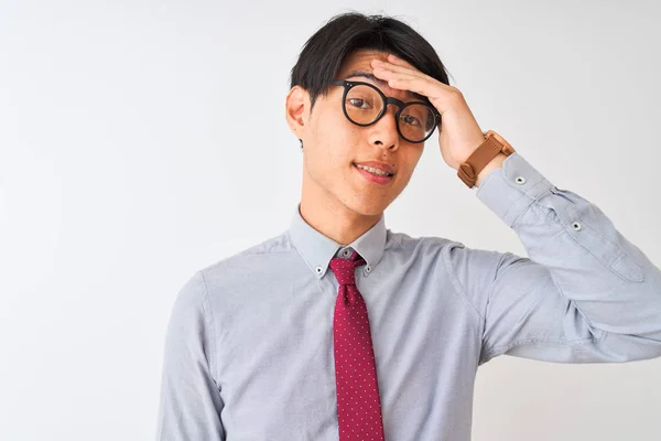 Hombre Negocios Chino Con Corbata Gafas Pie Sobre Fondo Blanco —  Fotos de Stock