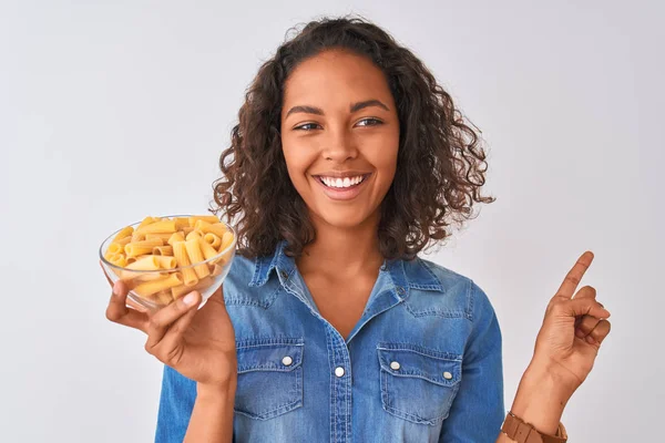 Young Brazilian Woman Holding Bowl Macaroni Pasta Isolated White Background — ストック写真