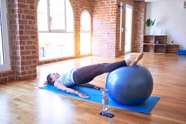 Orta Yaşlı Güzel Sporcu Kadın Mutlu Gülümsüyor Spor Salonunda Yoga — Stok fotoğraf