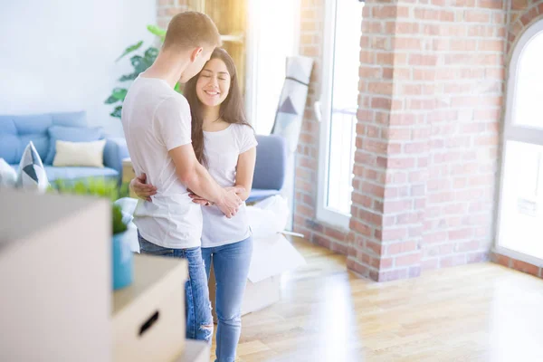 Joven Hermosa Pareja Abrazándose Nuevo Hogar Alrededor Cajas Cartón — Foto de Stock