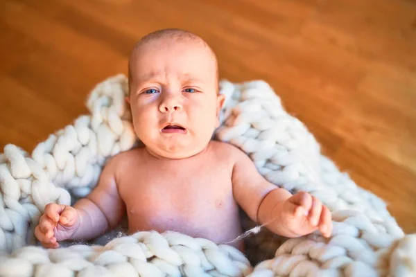 Bebê Adorável Deitado Chão Sobre Cobertor Casa Choro Recém Nascidos — Fotografia de Stock