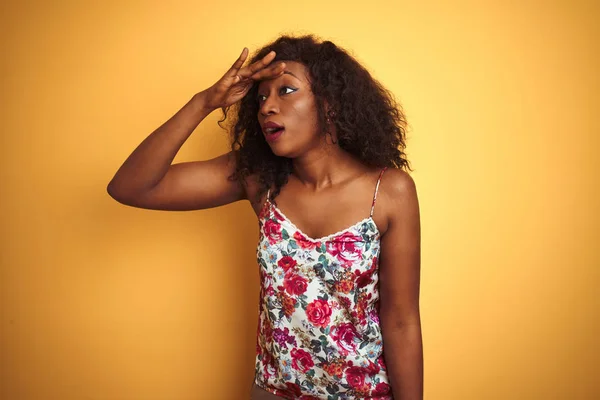 African American Woman Wearing Floral Summer Shirt Isolated Yellow Background — ストック写真