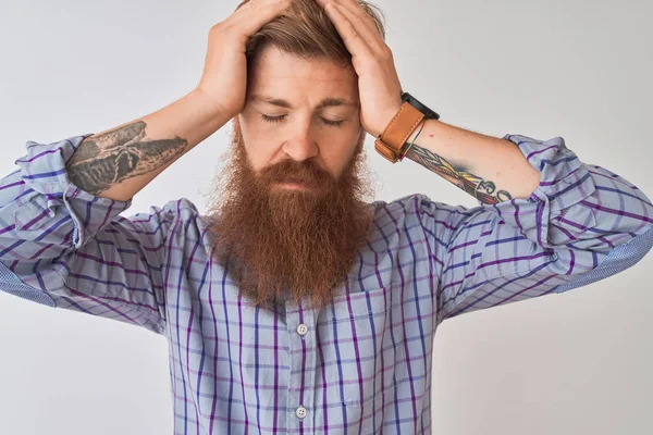 Hombre Irlandés Pelirrojo Escuchando Música Usando Auriculares Inalámbricos Sobre Fondo —  Fotos de Stock