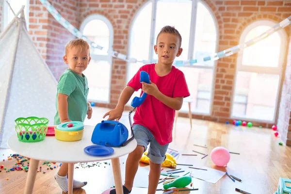 Adoráveis Crianças Brincando Torno Muitos Brinquedos Jardim Infância — Fotografia de Stock