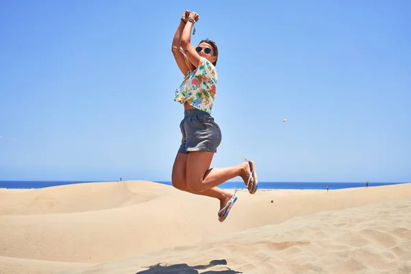 Jong Mooi Meisje Vakantie Zomerkleding Glimlachend Gelukkig Zelfverzekerd Springen Met — Stockfoto