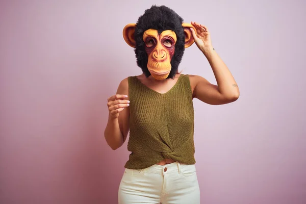 穿着T恤和猴子面具站着的女人 — 图库照片
