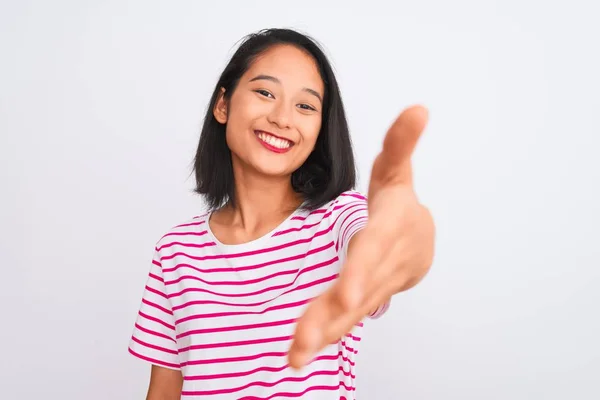 Młoda Chinka Pasiastej Koszulce Stojąca Nad Odizolowanym Białym Tłem Uśmiechnięta — Zdjęcie stockowe
