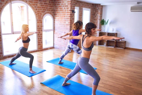 Joven Hermoso Grupo Deportistas Sonriendo Felices Practicando Yoga Pie Haciendo — Foto de Stock