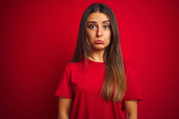 Joven Mujer Hermosa Usando Camiseta Pie Sobre Fondo Rojo Aislado — Foto de Stock