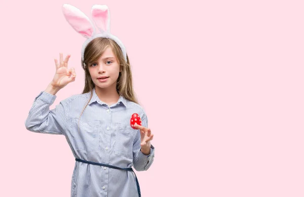 Unga Blonda Barn Bär Easter Bunny Öron Gör Tecken Med — Stockfoto