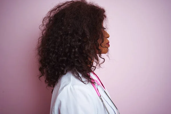 Mujer Médica Afroamericana Con Estetoscopio Sobre Fondo Rosa Aislado Mirando —  Fotos de Stock