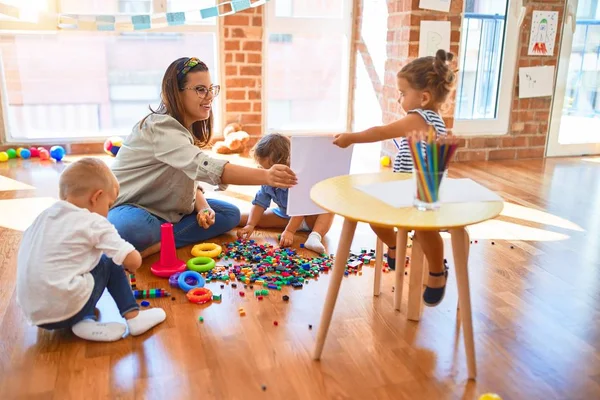 Schöne Lehrerin Und Kleinkindgruppe Spielen Kindergarten Viel Spielzeug — Stockfoto
