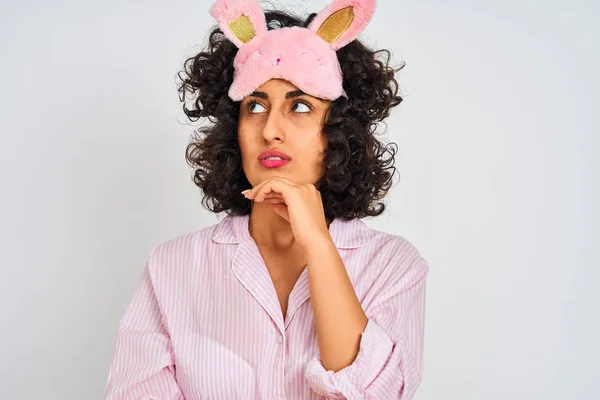 Donna Araba Con Capelli Ricci Che Indossa Pigiama Maschera Del — Foto Stock