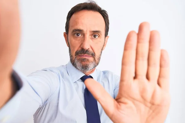 Geschäftsmann Mittleren Alters Mit Krawatte Macht Selfie Vor Isoliertem Weißem — Stockfoto