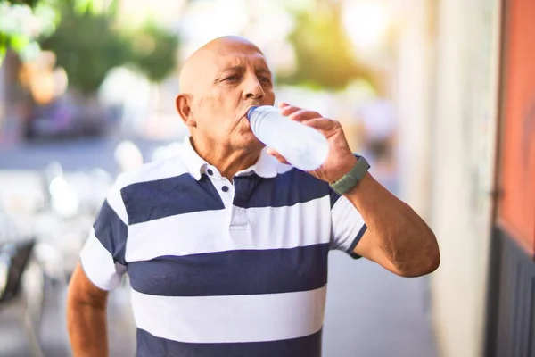 Hombre Guapo Mayor Sonriendo Con Alegría Confianza Pie Con Sonrisa — Foto de Stock