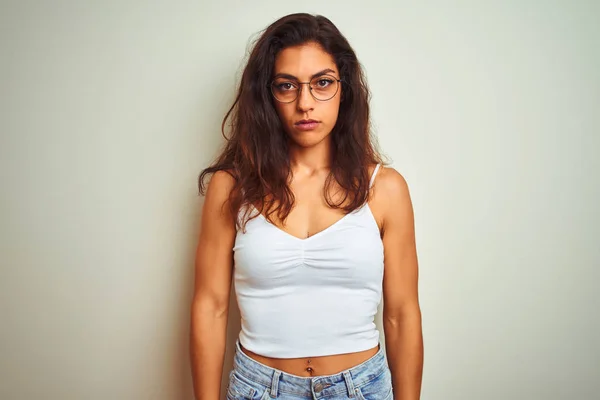 Ung Vacker Kvinna Bär Shirt Och Glasögon Står Över Isolerad — Stockfoto