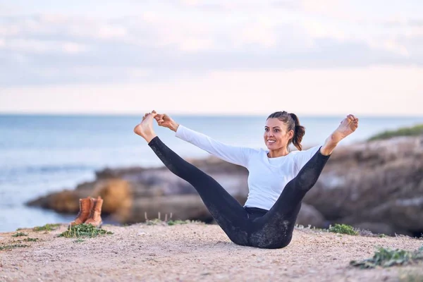 Joven Hermosa Deportista Sonriendo Feliz Practicando Yoga Entrenador Sentado Con — Foto de Stock