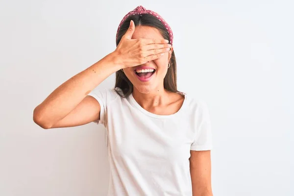 Jovem Mulher Bonita Vestindo Camiseta Casual Diadema Sobre Fundo Branco — Fotografia de Stock