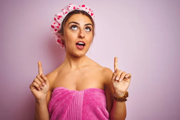 Młoda Piękna Kobieta Nosi Ręcznik Czepek Prysznicowy Odizolowanym Różowym Tle — Zdjęcie stockowe