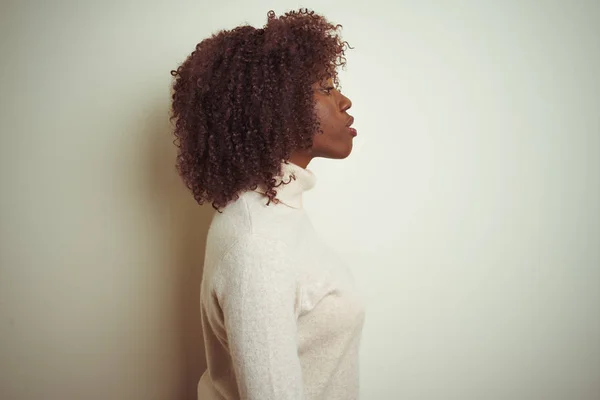 Молода Африканська Афро Жінка Светрі Черепашки Над Ізольованим Білим Тлом — стокове фото