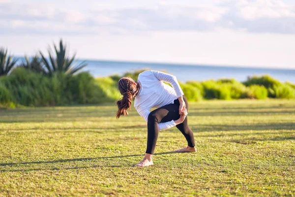 Joven Hermosa Deportista Practicando Yoga Entrenador Enseñanza Giró Triángulo Pose — Foto de Stock