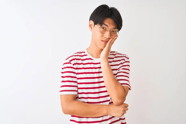 Jovem Chinês Homem Vestindo Óculos Listrado Shirt Sobre Isolado Branco — Fotografia de Stock