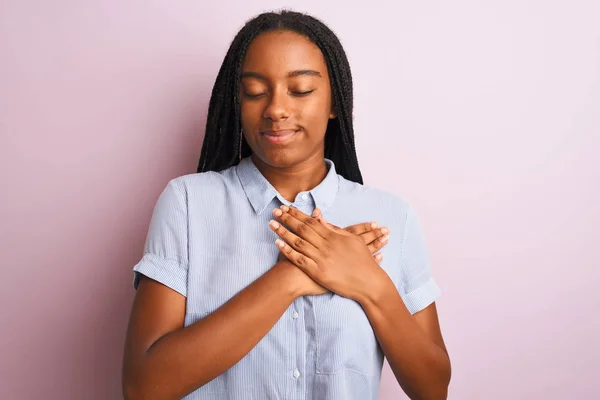 Jovem Afro Americana Vestindo Camisa Listrada Sobre Fundo Rosa Isolado — Fotografia de Stock