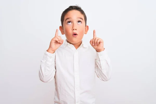 Mooie Jongen Draagt Elegante Shirt Staan Geïsoleerde Witte Achtergrond Verbaasd — Stockfoto