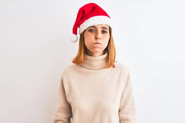 Belle Femme Rousse Portant Chapeau Noël Sur Fond Isolé Gonflant — Photo