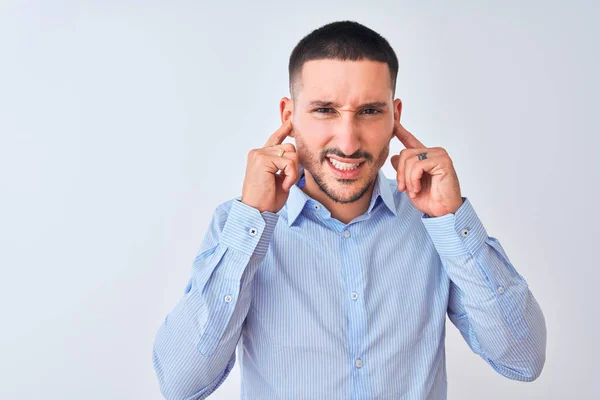 Joven Hombre Negocios Guapo Pie Sobre Fondo Aislado Cubriendo Las —  Fotos de Stock