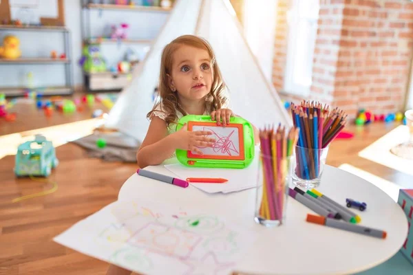 Bedårande Blont Barn Ritning Med Hjälp Digital Styrelse Runt Massor — Stockfoto