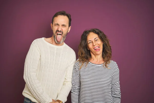 Belo Casal Meia Idade Vestindo Camisola Inverno Sobre Fundo Roxo — Fotografia de Stock