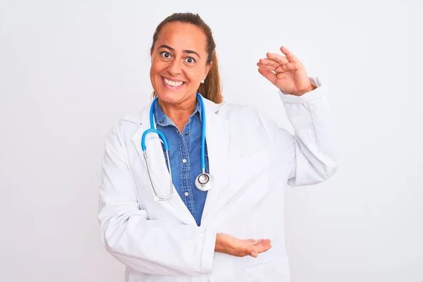 Dojrzała Lekarka Średnim Wieku Nosząca Stetoskop Nad Odosobnionym Tłem Gestykulująca — Zdjęcie stockowe