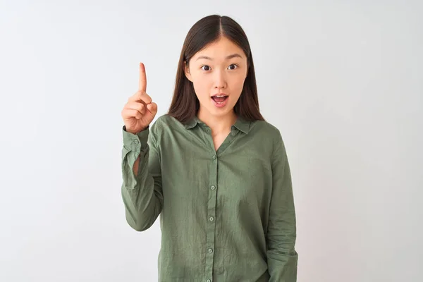 Jonge Chinese Vrouw Draagt Casual Groene Shirt Staan Geïsoleerde Witte — Stockfoto