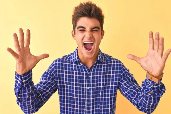 Joven Hombre Guapo Con Camisa Casual Pie Sobre Fondo Amarillo —  Fotos de Stock