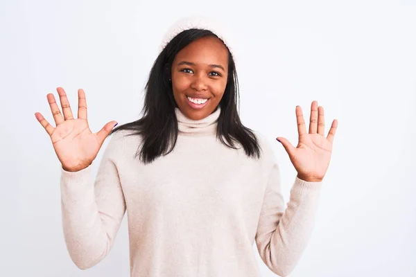 Mulher Americana Africana Bonita Jovem Vestindo Suéter Gola Alta Chapéu — Fotografia de Stock