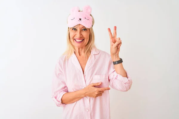 Mujer Mediana Edad Con Máscara Sueño Pijama Sobre Fondo Blanco — Foto de Stock
