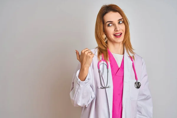 Rothaarige Kaukasische Ärztin Trägt Rosa Stethoskop Über Isoliertem Hintergrund Lächelnd — Stockfoto