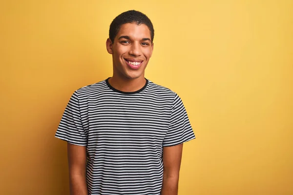 Junger Gutaussehender Arabischer Mann Marinestreifem Shirt Vor Isoliertem Gelben Hintergrund — Stockfoto