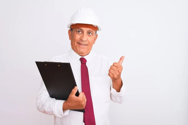 Arquitecto Senior Con Casco Seguridad Sujetando Portapapeles Sobre Fondo Blanco — Foto de Stock