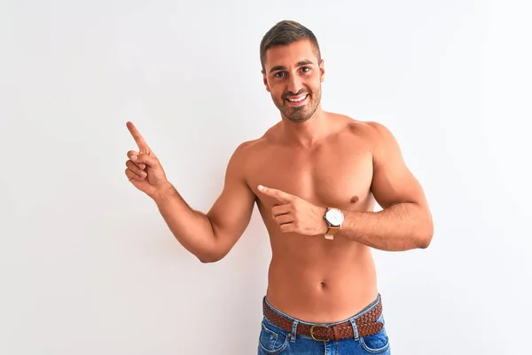 Homem Sem Camisa Bonito Jovem Mostrando Corpo Muscular Sobre Fundo — Fotografia de Stock